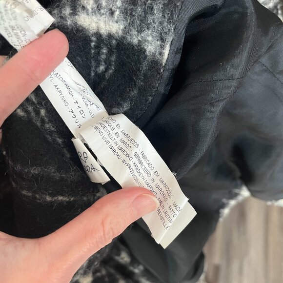 Black and White Zara Coat with belt and high collar. - Picture 9 of 10